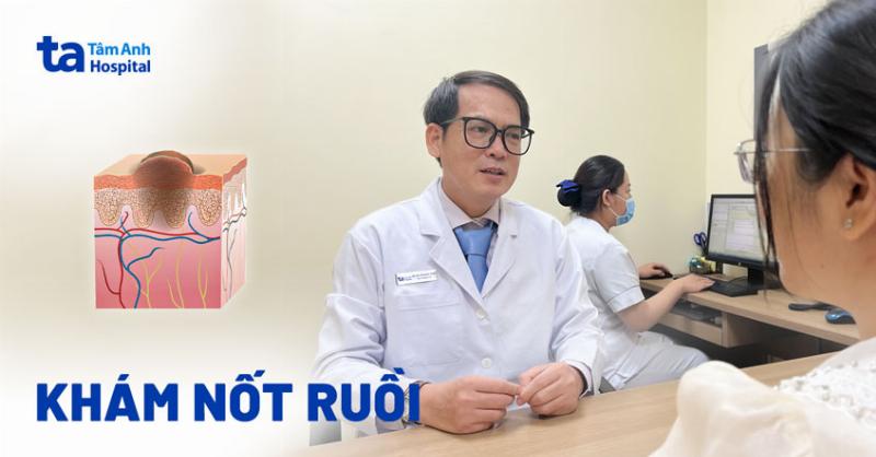 Hinh anh minh hoa mot nguoi dang tu kiem tra not ruoi o chan, cho thay quy trinh kiem tra ABCDE don gian tai nha cho not ruoi o chan.